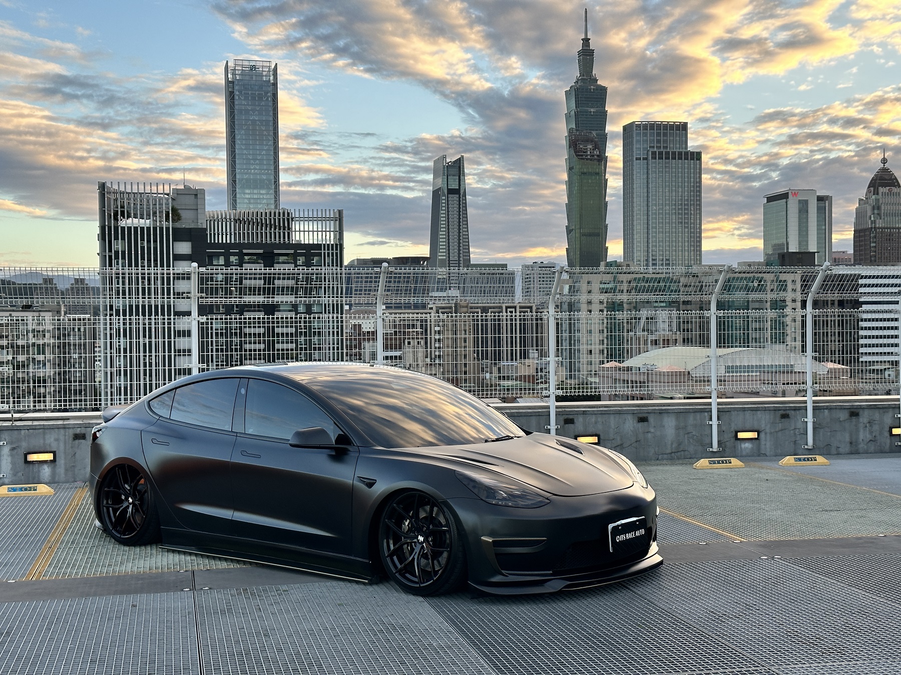 【改裝實戰】電動車改裝狂潮(上)氣壓黑武士Custuning Model 3 | 改裝實戰 | CARNEWS