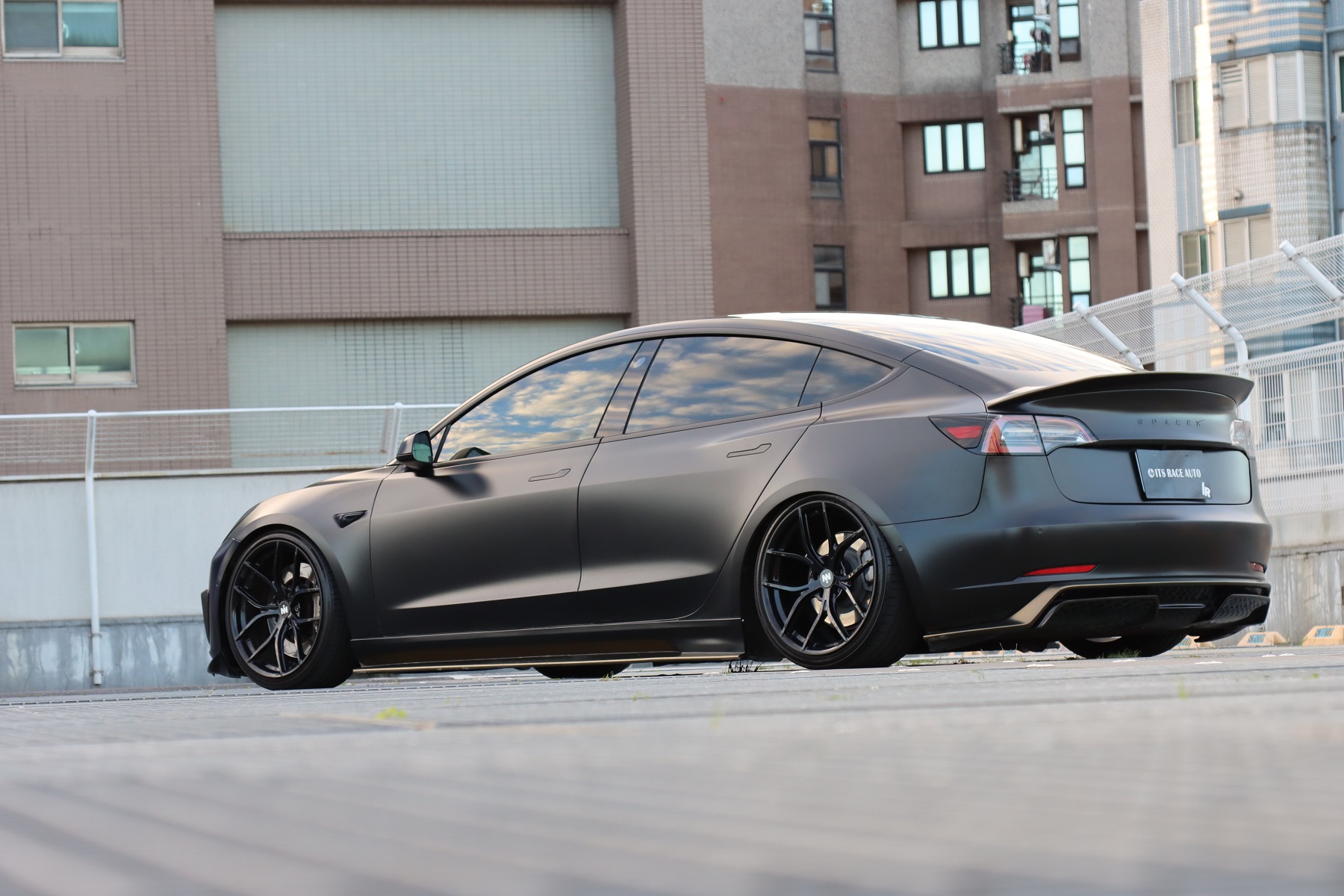 【改裝實戰】電動車改裝狂潮(下)氣壓黑武士Custuning Model 3 | 改裝實戰 | CARNEWS